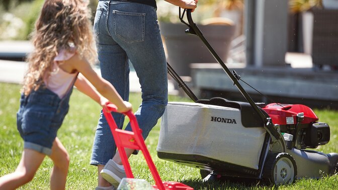 Vista di 3/4 dell'Honda IZI 3/4 con donna e bambino