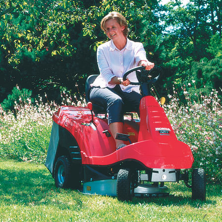 Trattorino, inquadratura anteriore di tre quarti, utilizzato da un modello, luogo di utilizzo: giardino.