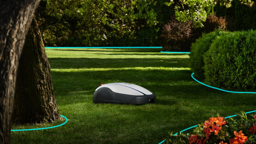 Persona che tiene in mano un telefono e guarda un'applicazione