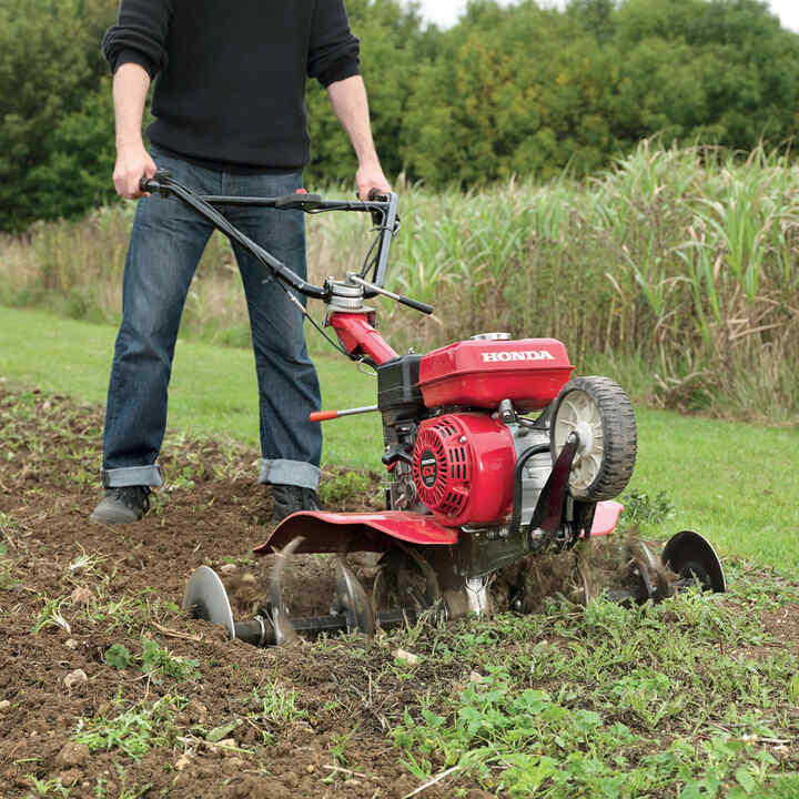 Motozappa compatta sul terreno.