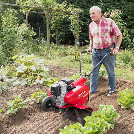 Motozappa compatta, utilizzata da un operatore, luogo di utilizzo: giardino.