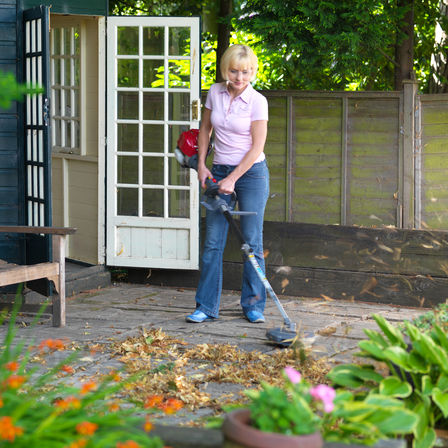 Honda Versatool con attrezzo soffiatore di fogliame, utilizzato da un modello, luogo di utilizzo: giardino.