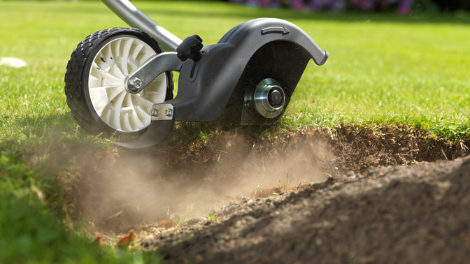 Honda Versatool con attrezzo tagliabordi, dettaglio durante l'uso, luogo di utilizzo: giardino.