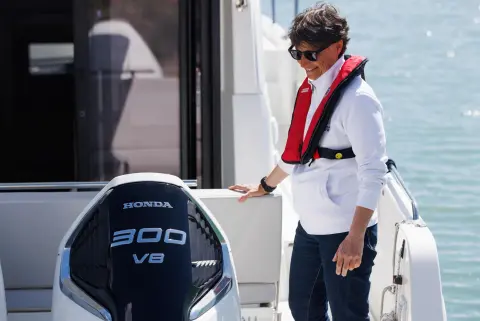 Primo piano del BF350 sulla barca in una località di mare.