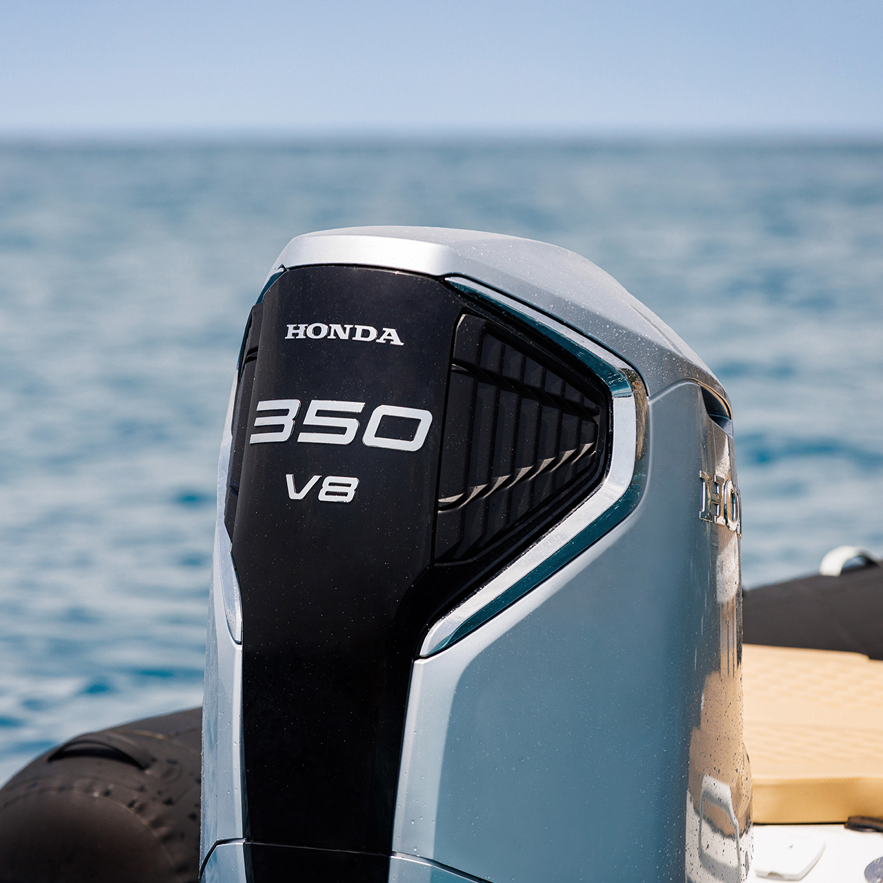 Primo piano del BF350 sulla barca in una località di mare.