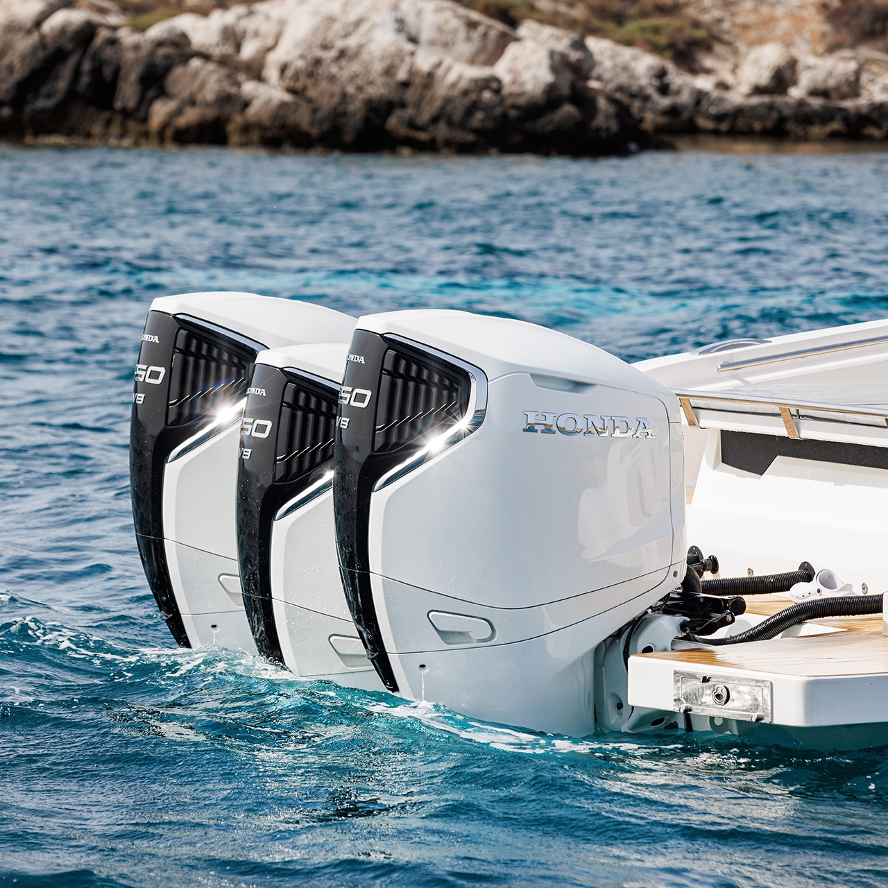 Primo piano del BF350 sulla barca in una località di mare.