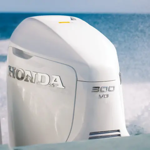 Primo piano dei motori BF350 sul retro della barca in una località di mare.