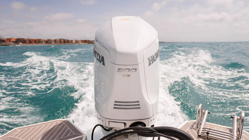 Primo piano di un'imbarcazione con gruppo trasmissione BF350 in una località di mare.