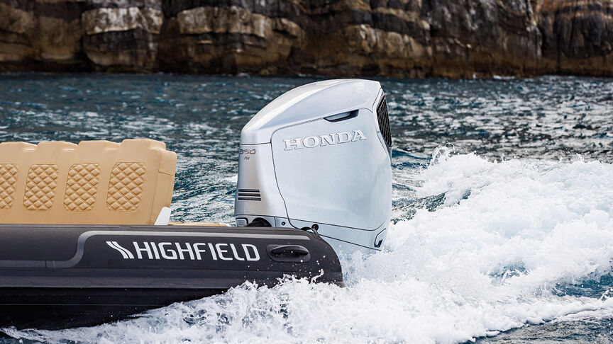 Primo piano di un'imbarcazione con gruppo trasmissione BF350 in una località di mare.