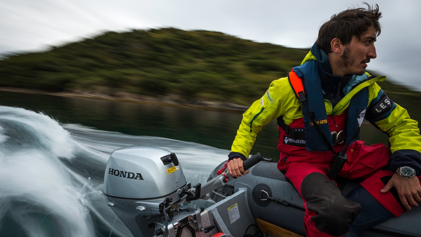 Uomo su una barca Honwave con motore Honda BF.