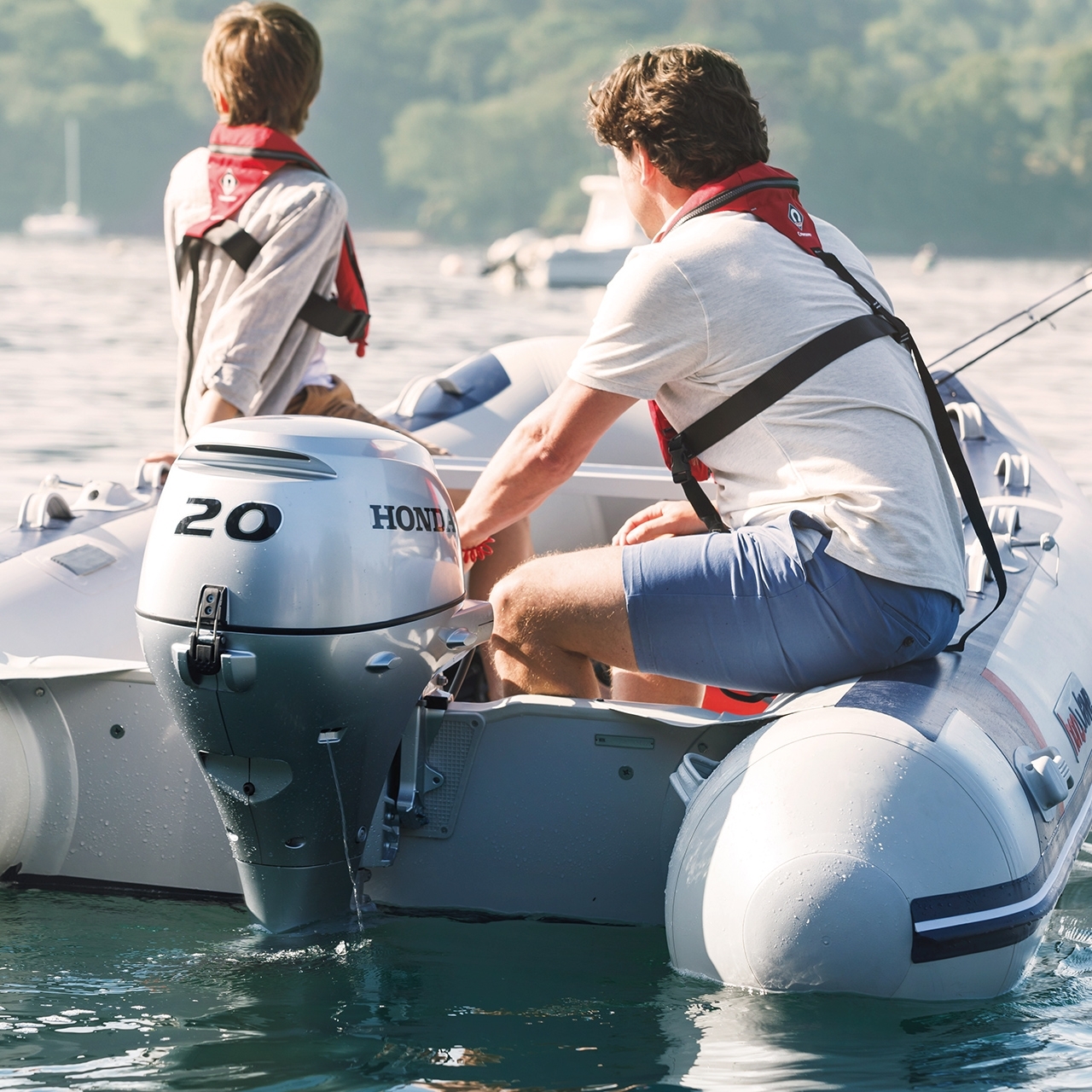 Due uomini su un Honwave con motore BF20 in prossimità del lago.
