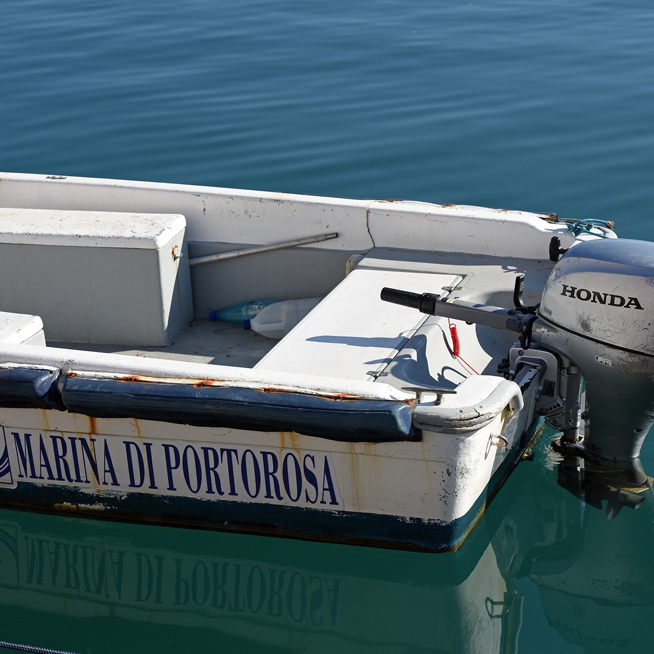 Motore Honda BF15 su una barca in acqua.
