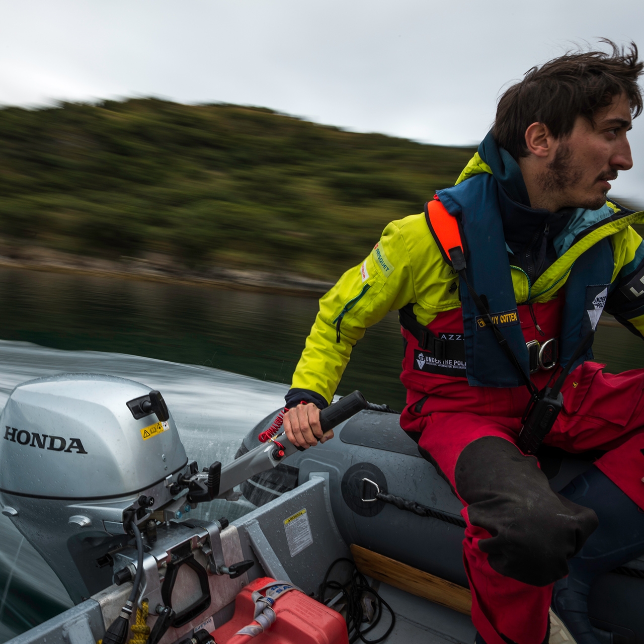Uomo su una barca Honwave con motore Honda BF.
