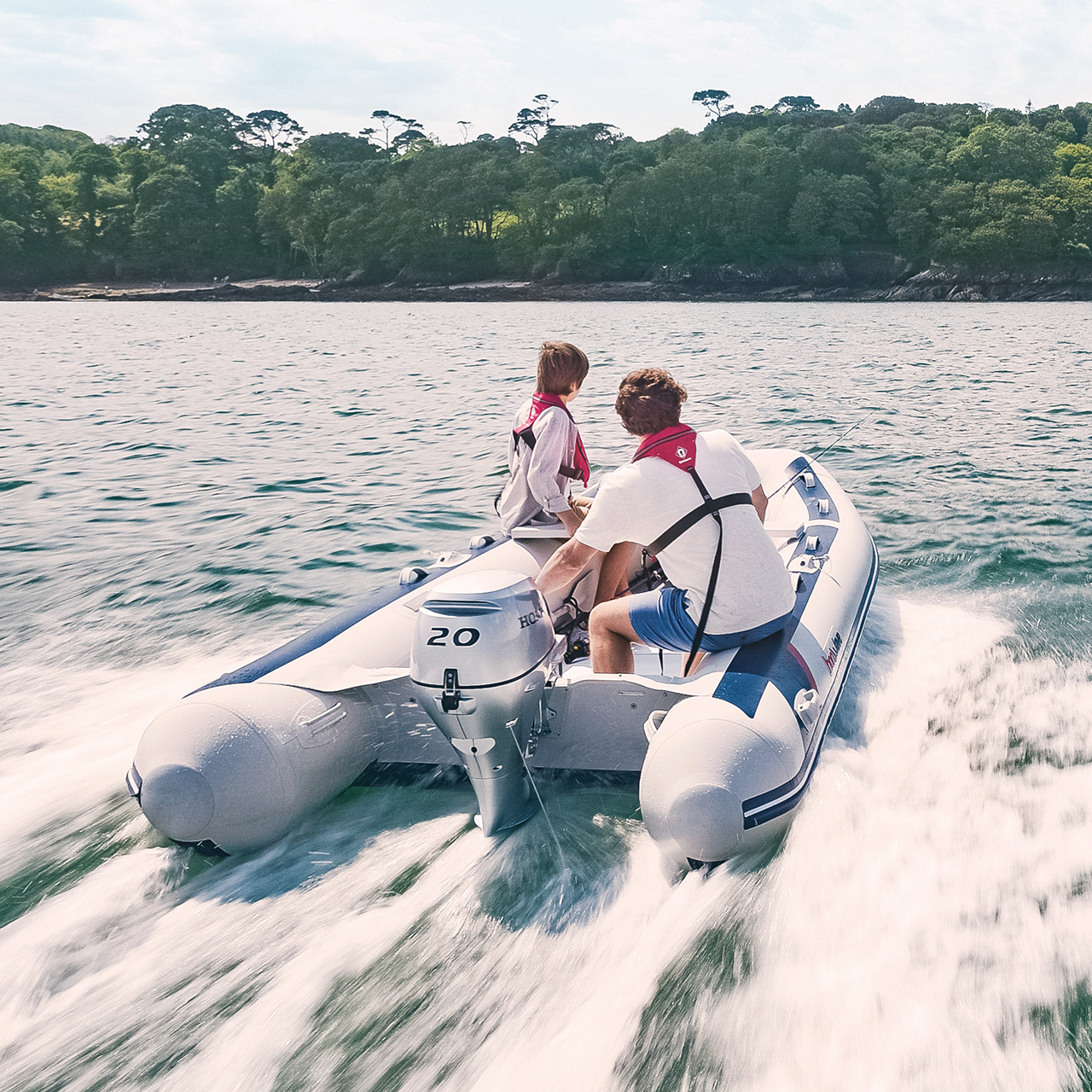 Primo piano del motore BF15-20 in una località acquatica con i sommozzatori.