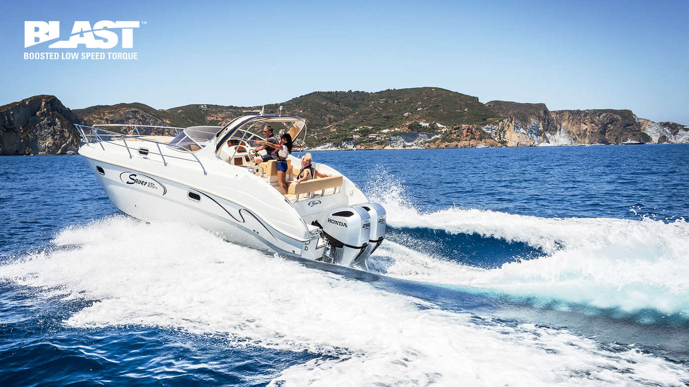 Vista posteriore di tre quarti di una barca con motore Honda Marine e logo BLAST.