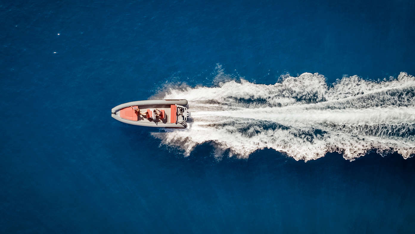 Vista dall'alto di un gonfiabile con motore Honda Marine.