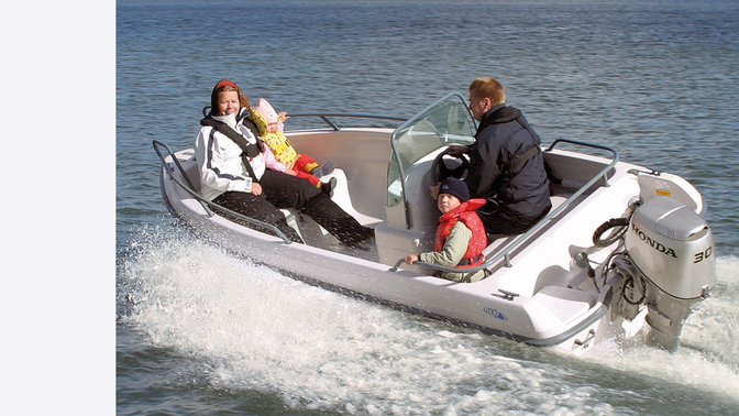 Barca con motore BF30 utilizzata da modelli, località costiera.