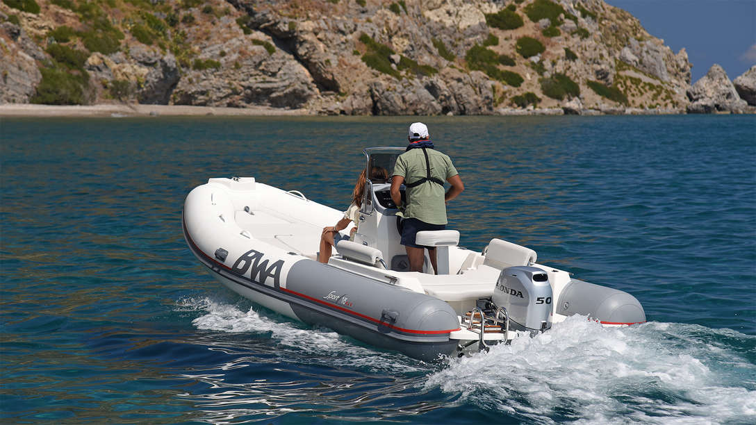 Barca con motore BF50, utilizzata da un modello, località lago.