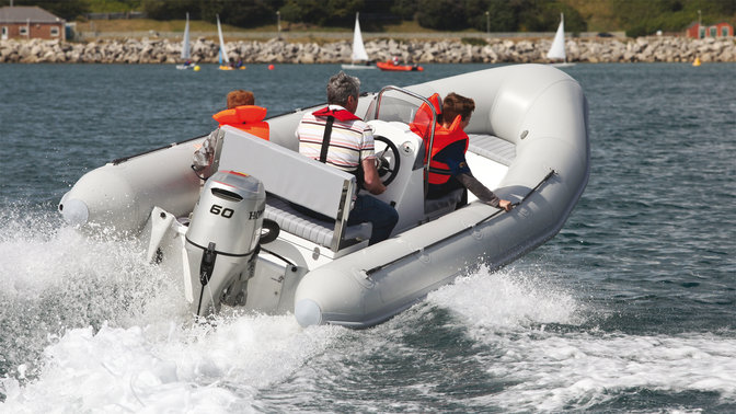 Barca con motore Honda, utilizzata da modelli, località costiera.