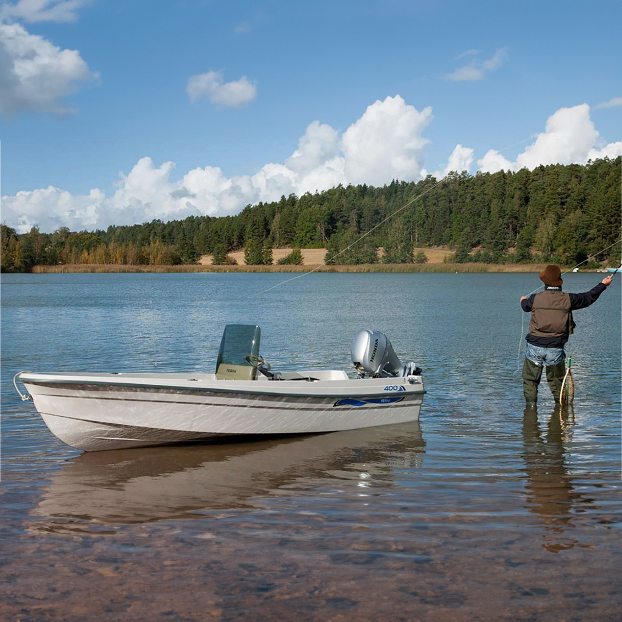 Pescatore nel lago con barca nelle vicinanze che mostra il motore BF8 10