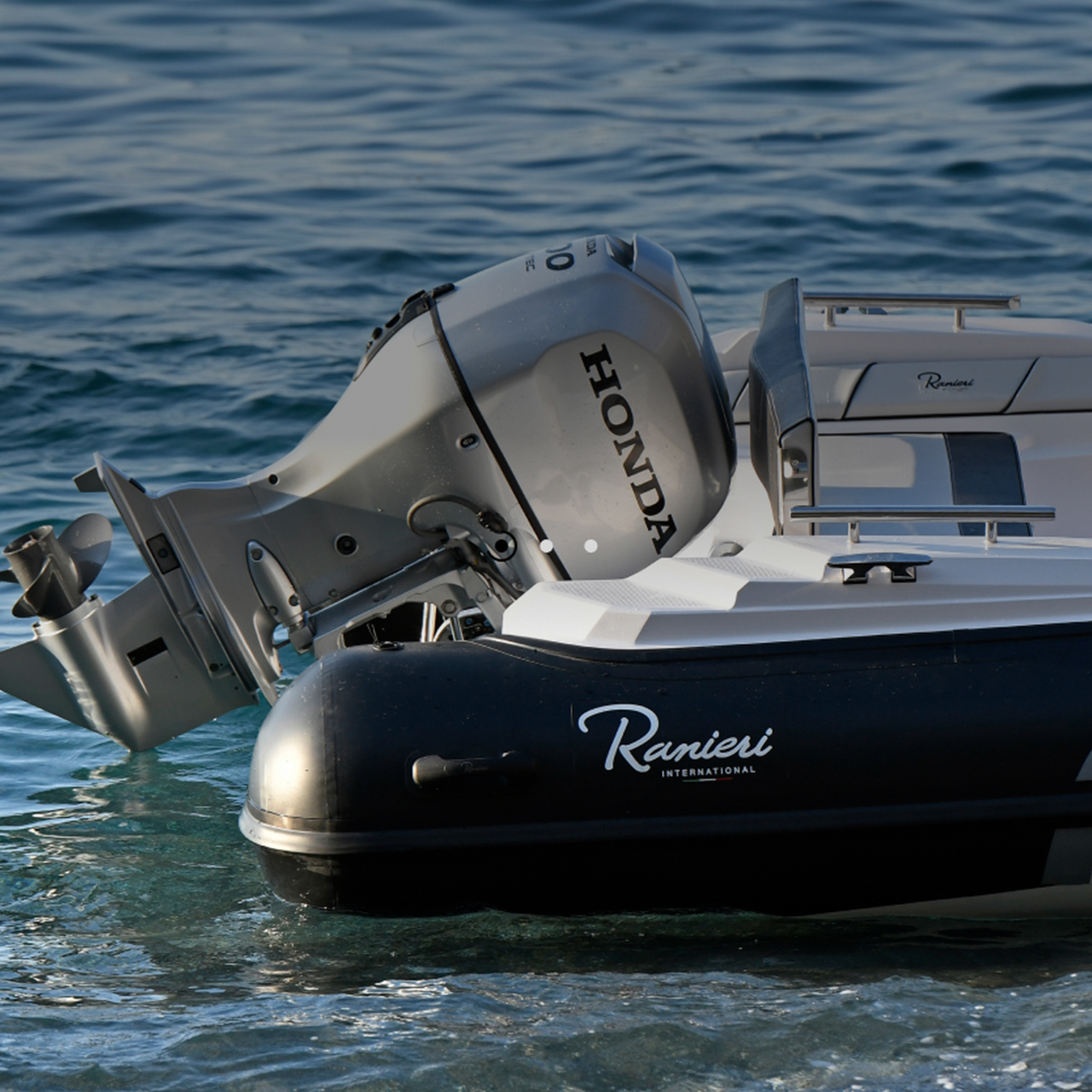Primo piano del motore Honda BF80-100 nella parte posteriore dell imbarcazione in mare