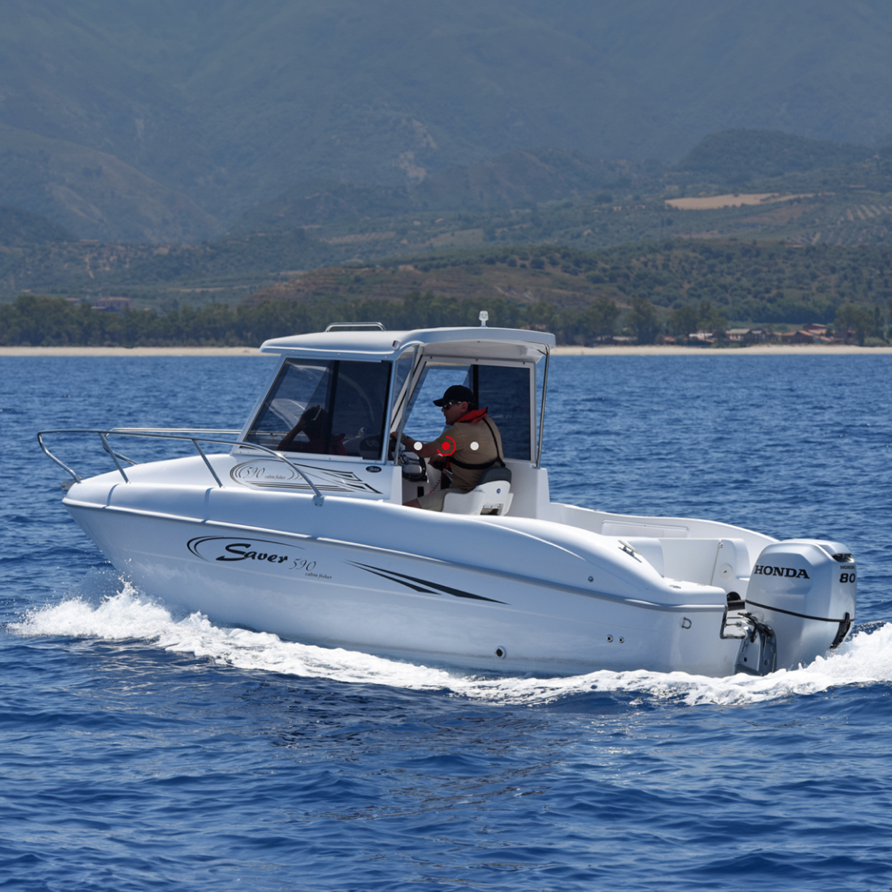 Una persona che guida un imbarcazione con motore BF80-100 in mare