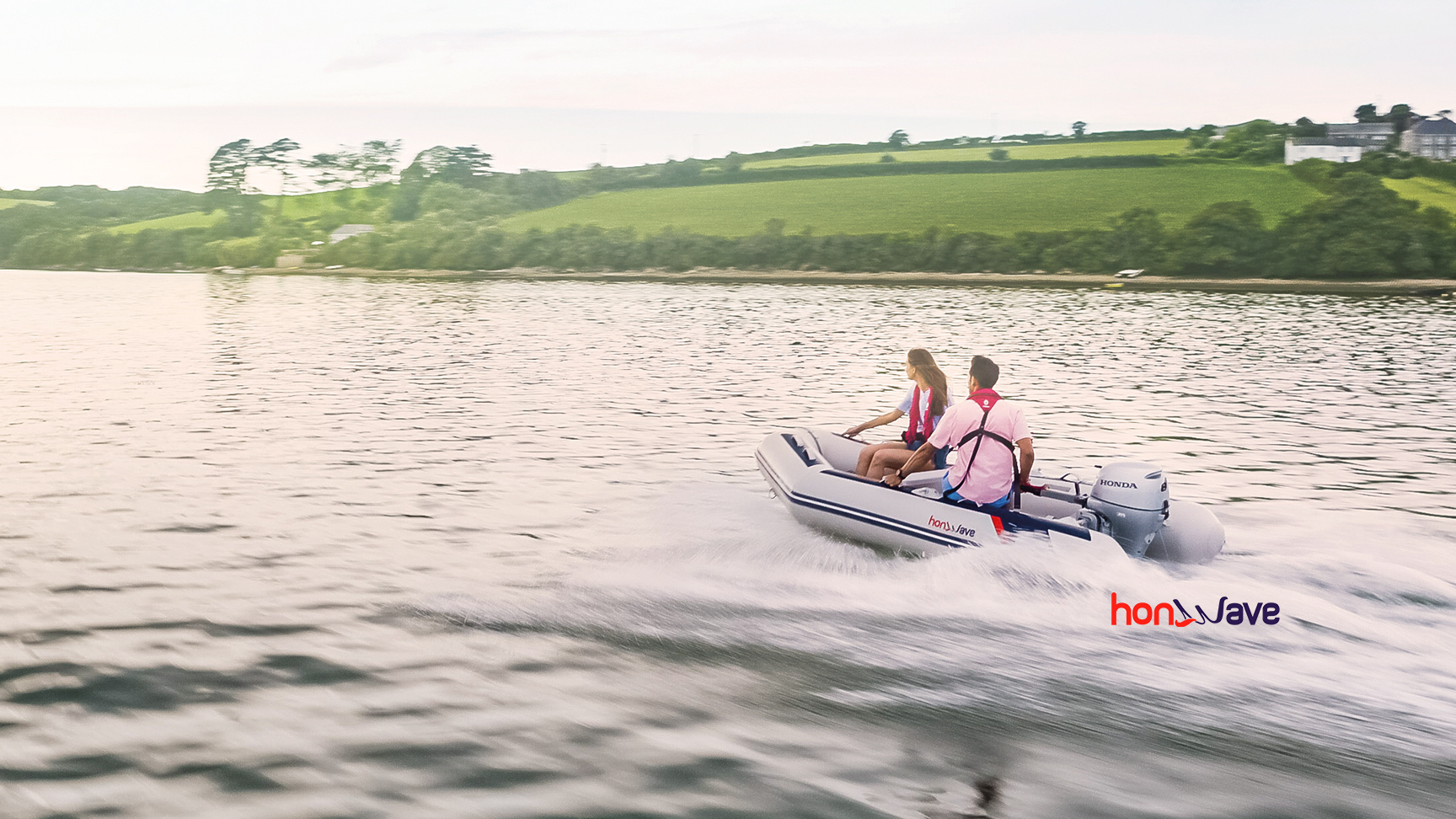 Coppia su una barca in mare aperto