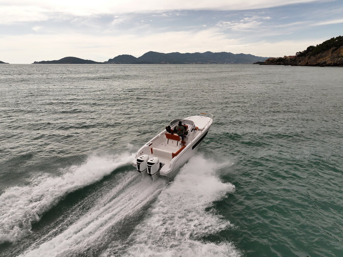 Vista aerea di una barca che naviga in mare.