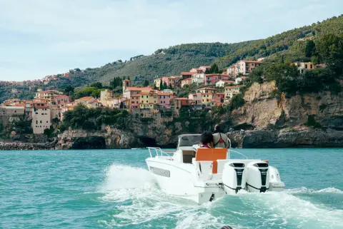 Modelli nella parte posteriore della barca in località di mare con motore BF150 L4.