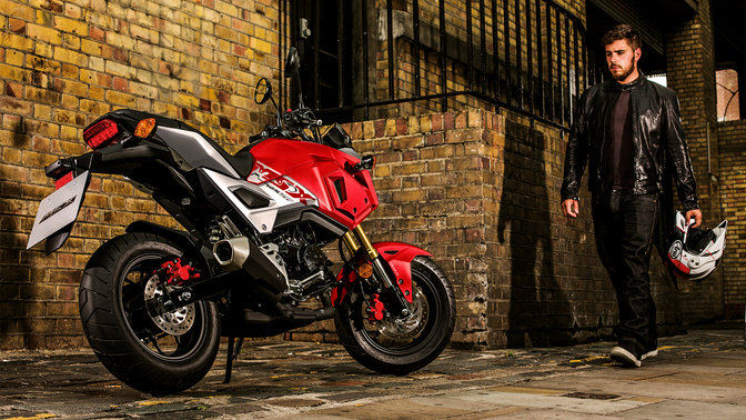 Honda MSX125 parcheggiata in un luogo urbano.