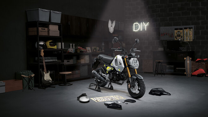 Immagine in studio anteriore di tre quarti della Honda MSX125 Grom