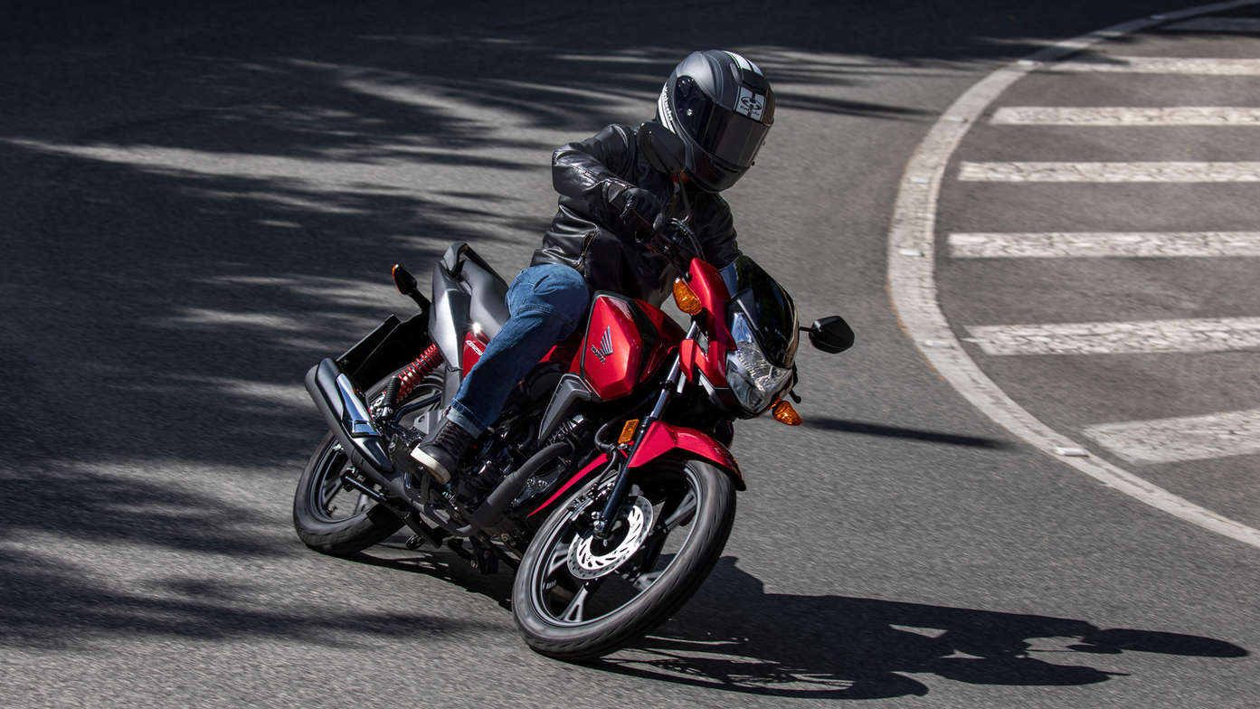 Honda CB125F guidata su strada