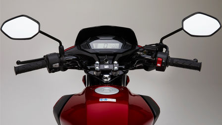 Honda CB125F rossa, scatto in studio, primo piano sul display LCD