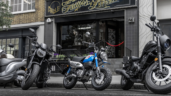 Honda Monkey sul cavalletto laterale in strada con pilota