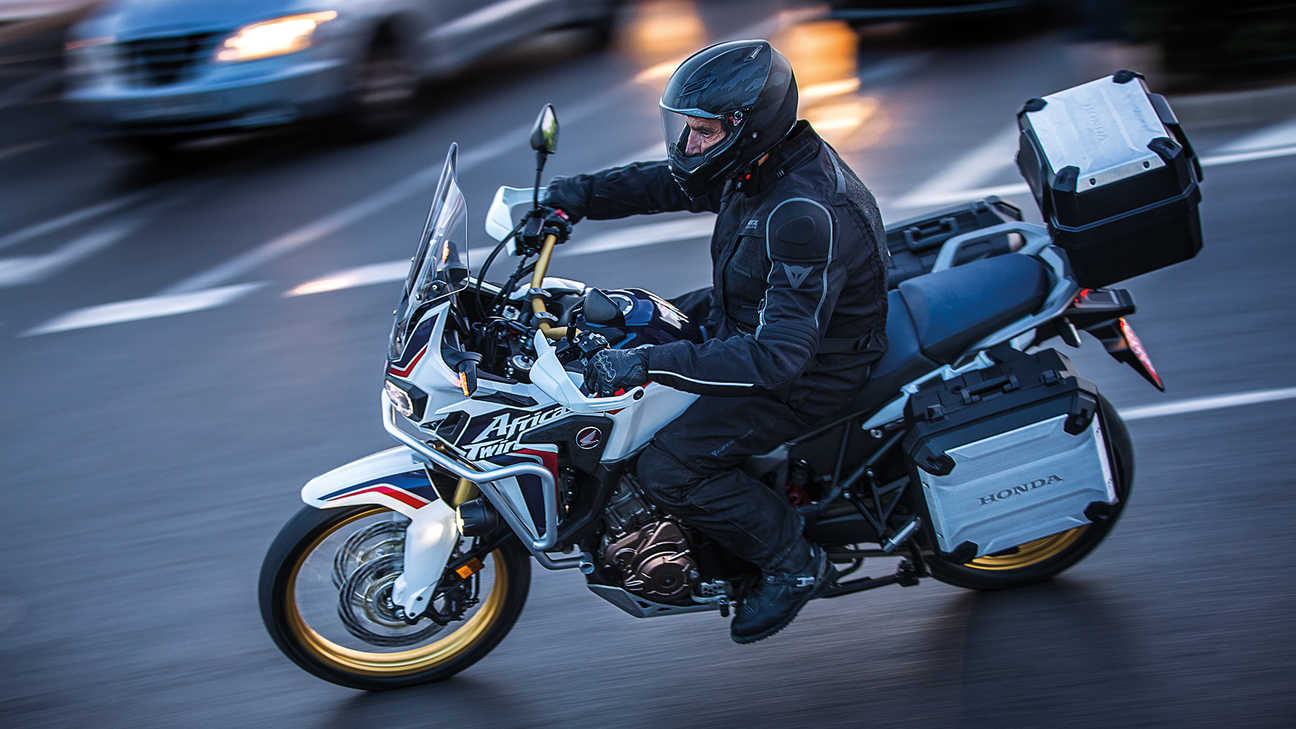 Una motocicletta Africa Twin su strade cittadine