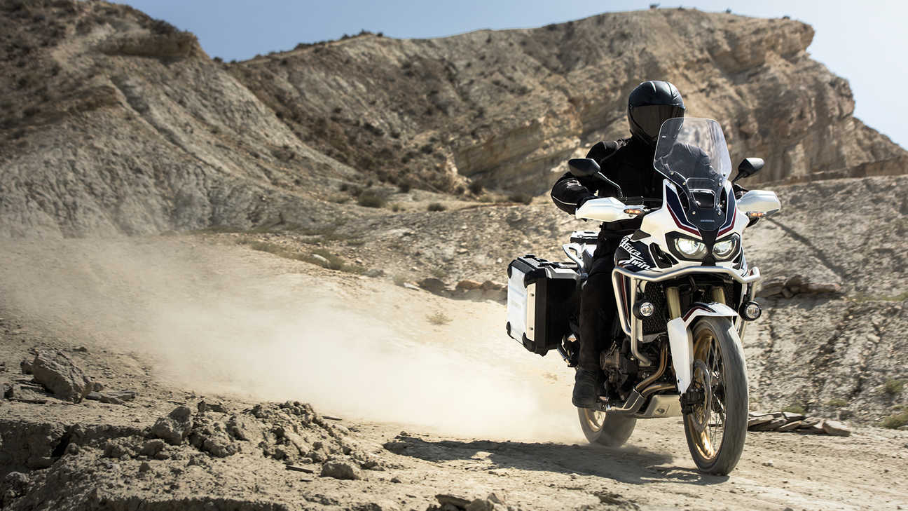 Una motocicletta Africa Twin in viaggio attraverso il deserto