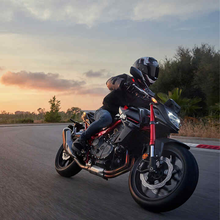 Immagine dinamica della Honda CB750 Hornet su strada