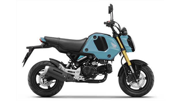 Vista di tre quarti anteriore destra di Honda MSX125 in studio