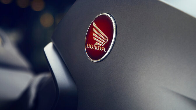 Immagine di CMX1100 al tramonto con passeggero