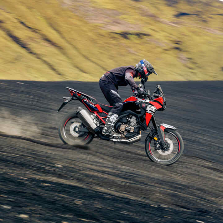 Pilota sulla CRF1100L Africa Twin in fuoristrada