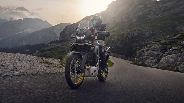 Dax 125, immagine posteriore statica di tre quarti, vicino al mare.