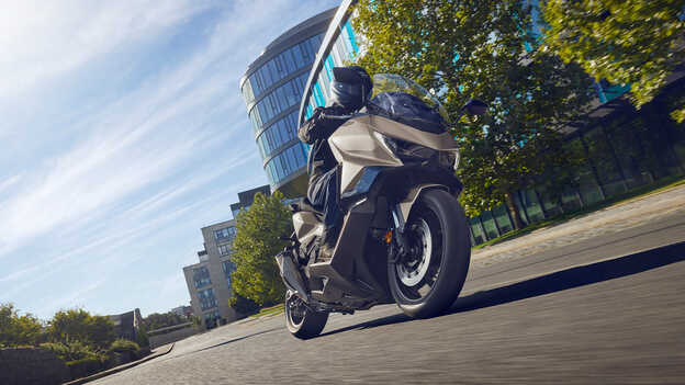 Dax 125, immagine posteriore statica di tre quarti, vicino al mare.