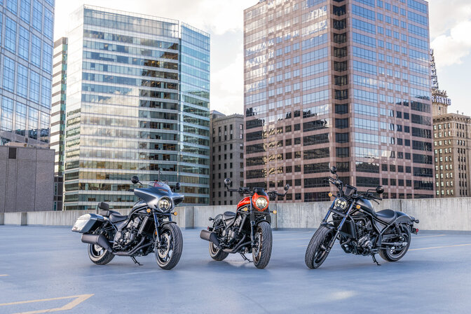 Vista laterale della Honda CL500 in un ambiente urbano.