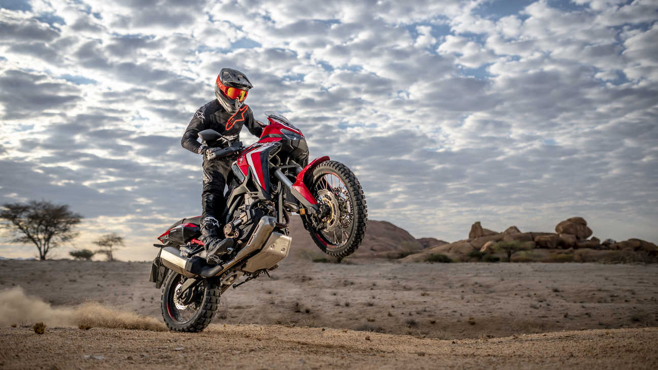 Honda Africa Twin, inquadratura anteriore di tre quarti in inpennata, in un paesaggio desertico