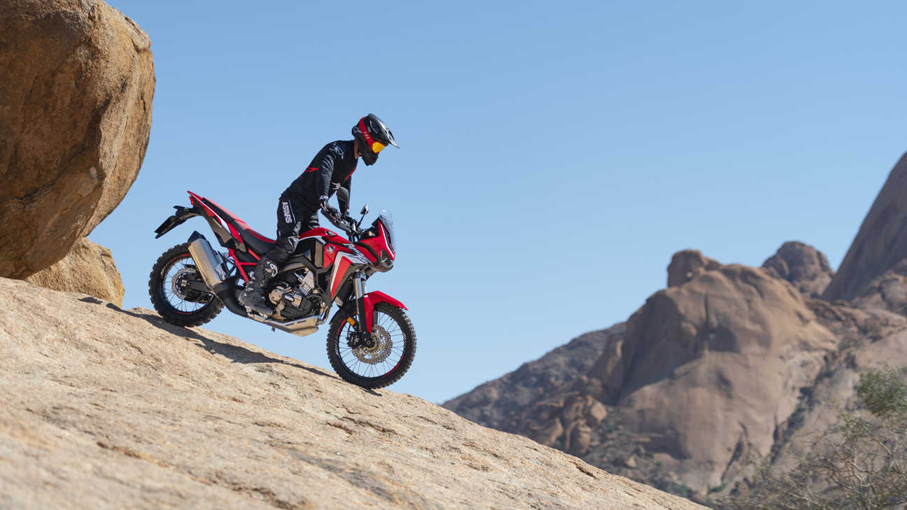 Honda Africa Twin, lato destro, in sella a una roccia