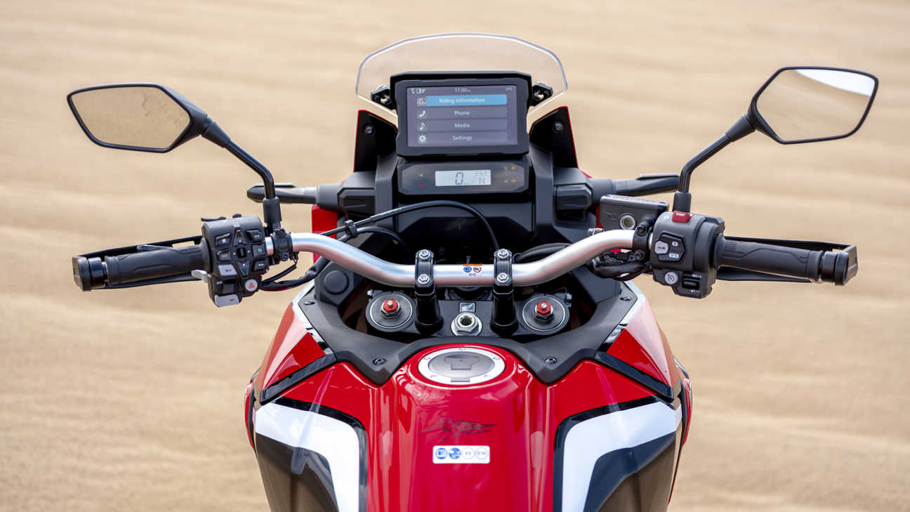 Ingrandimento sulla Honda Africa Twin con piloti