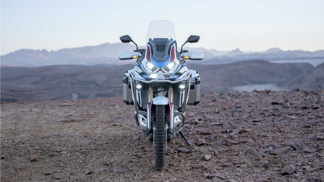 Honda Africa Twin Adventure Sports, ingrandimento anteriore, fari accesi.