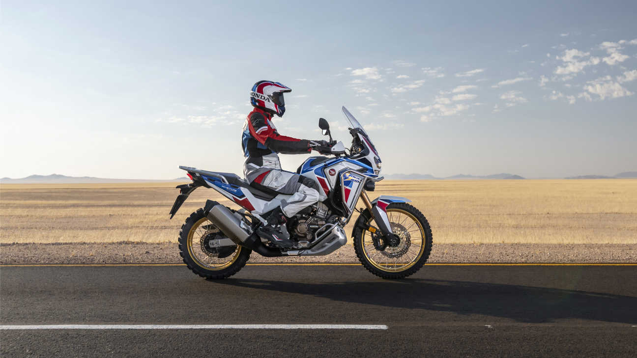 Honda Africa Twin Adventure Sports, in sella in un paesaggio desertico