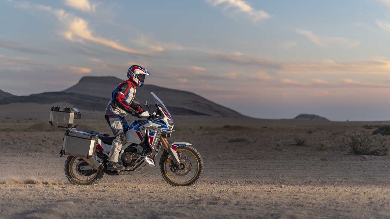 Honda Africa Twin Adventure Sports, lato destro, in sella a una strada sterrata in un paesaggio desertico