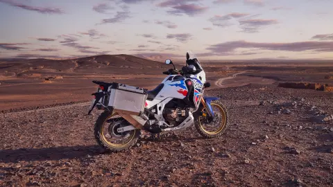 Motociclista su Honda CRF1100L Africa Twin Adventure Sports nel deserto.